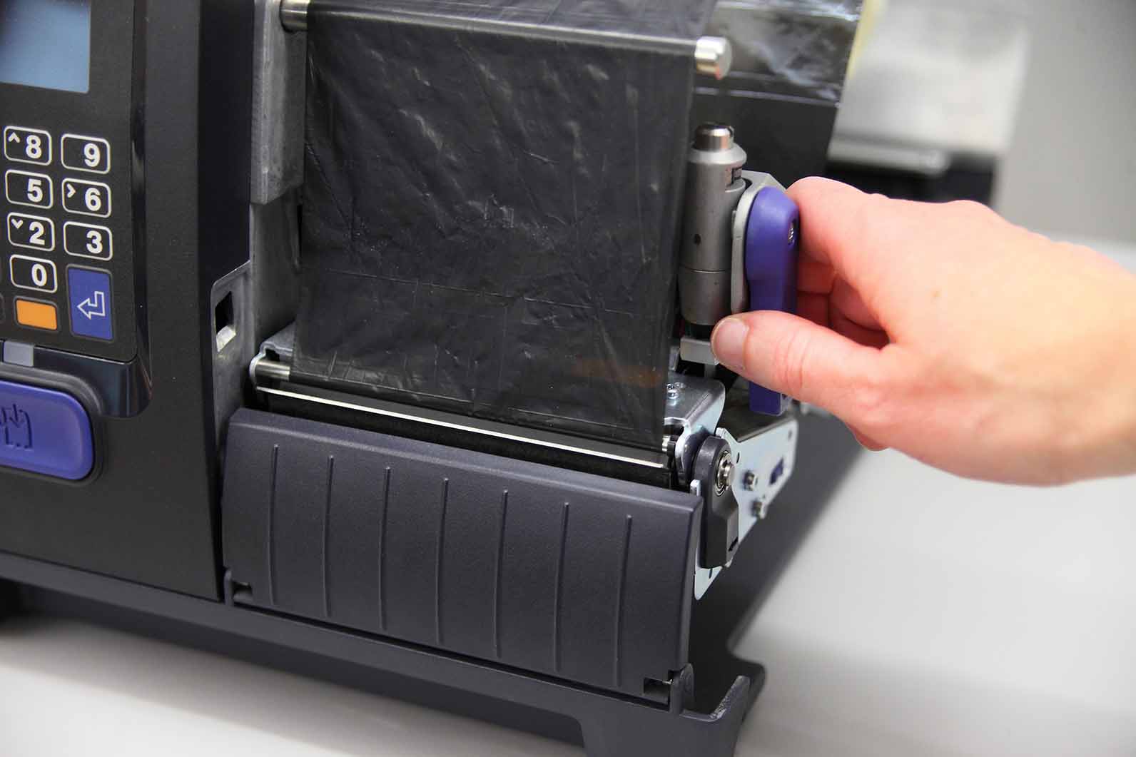 Girar la palanca que bloquea el ribbon