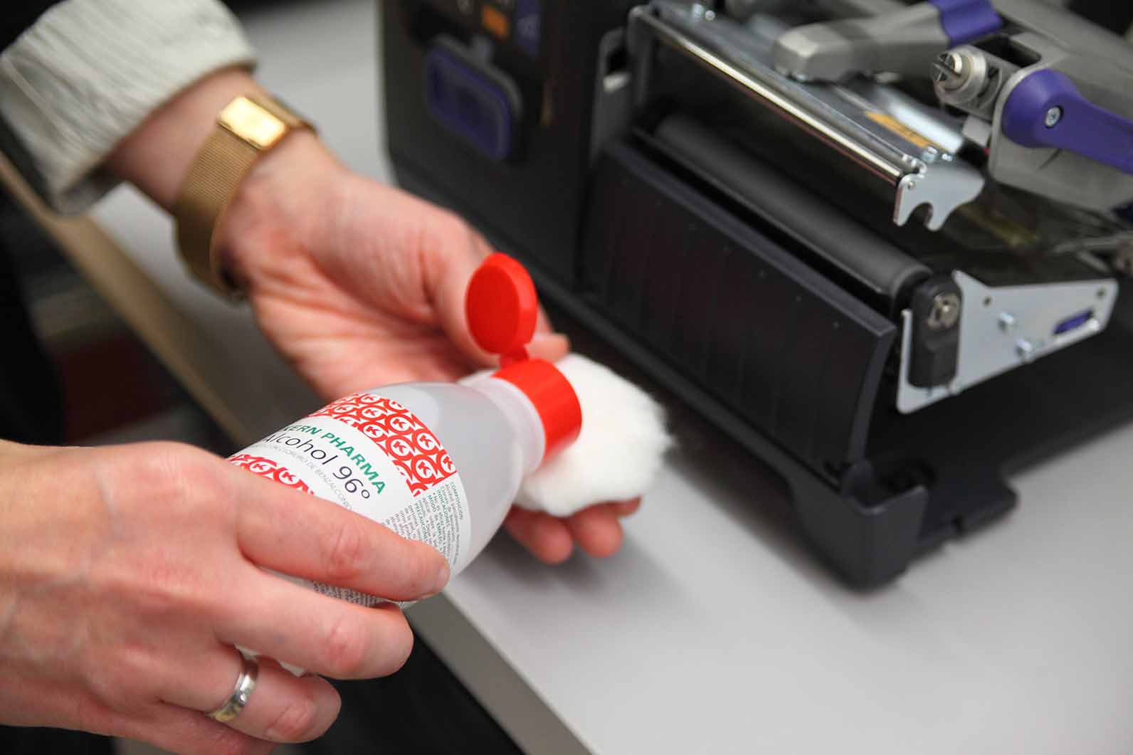 Limpiar el cabezal de la impresora con alcohol