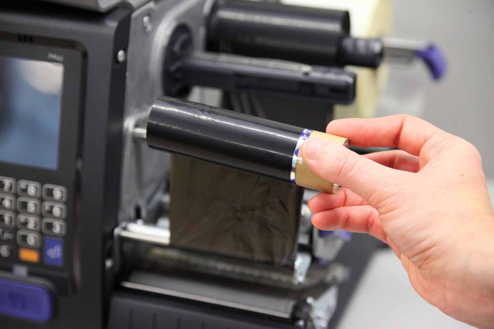 Colocar el nuevo rollo de ribbon