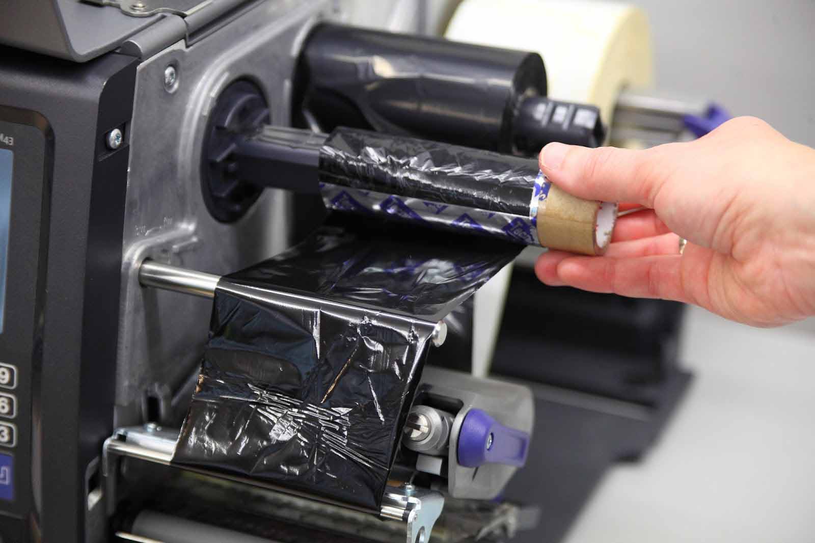 Colocar el nuevo rollo de ribbon