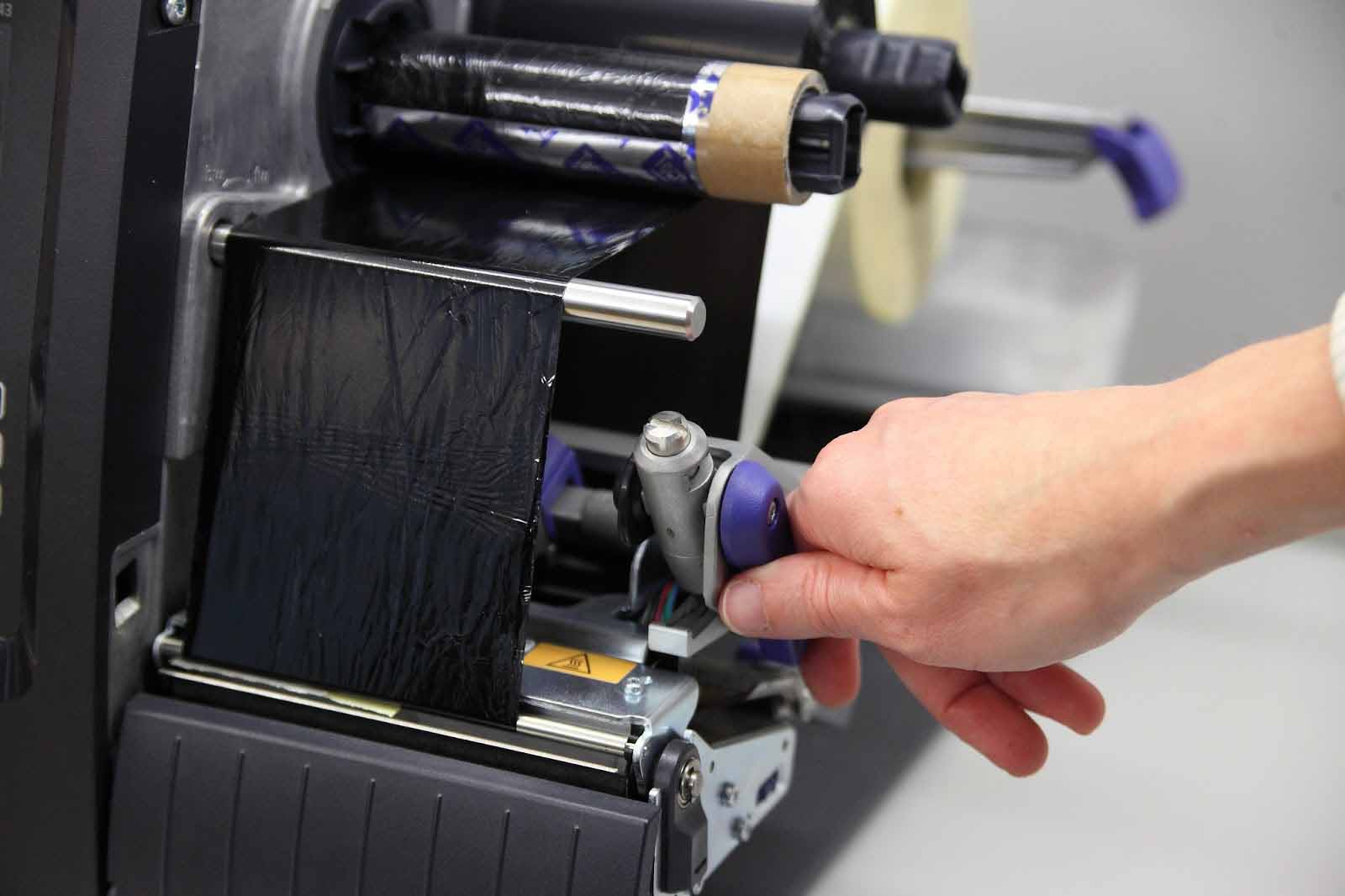 Bloquear el rollo de ribbon girando la palanca