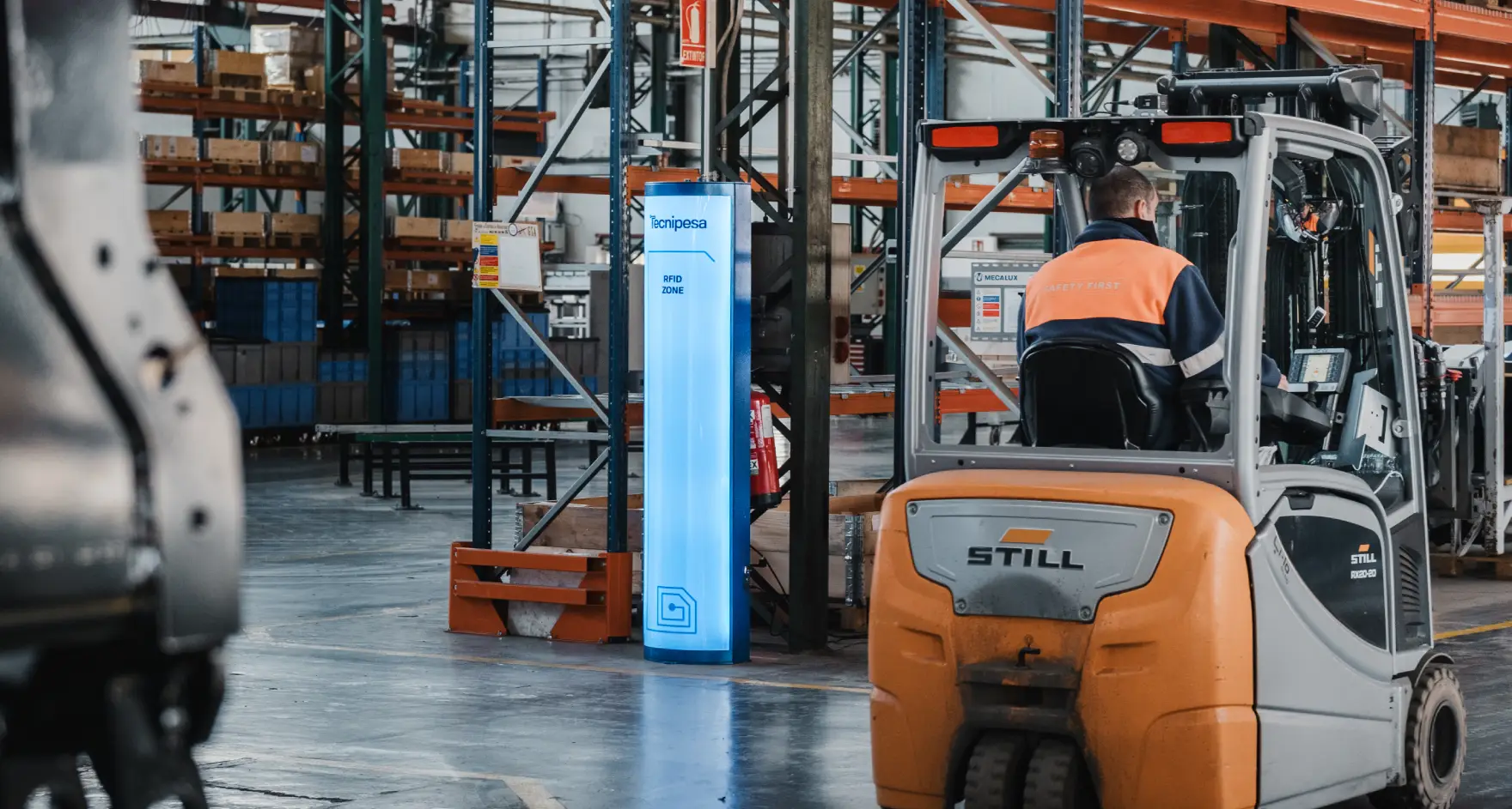 Poste RFID Tecnipesa Brave en un almacén industrial